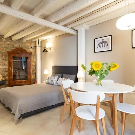 Apartment Flores *