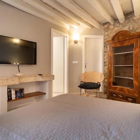 Flores Apartment *